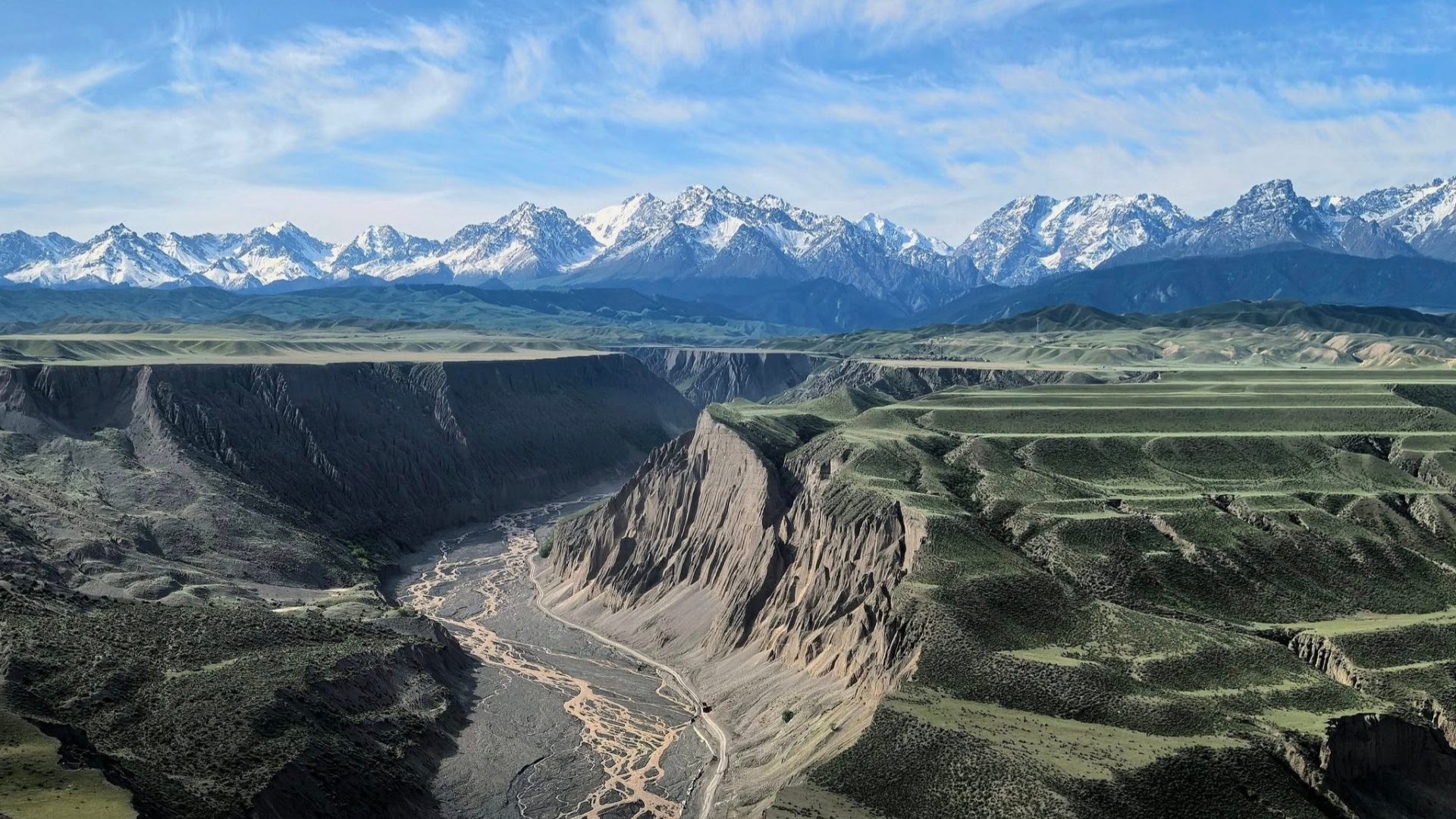 新疆北疆10日遊——縱橫北疆黃金環線，五彩灘、喀納斯湖、烏爾禾魔鬼城、賽里木湖、那拉提空中草原、獨山子大峽谷，盡覽天山秘境、湖怪傳說與雅丹奇觀