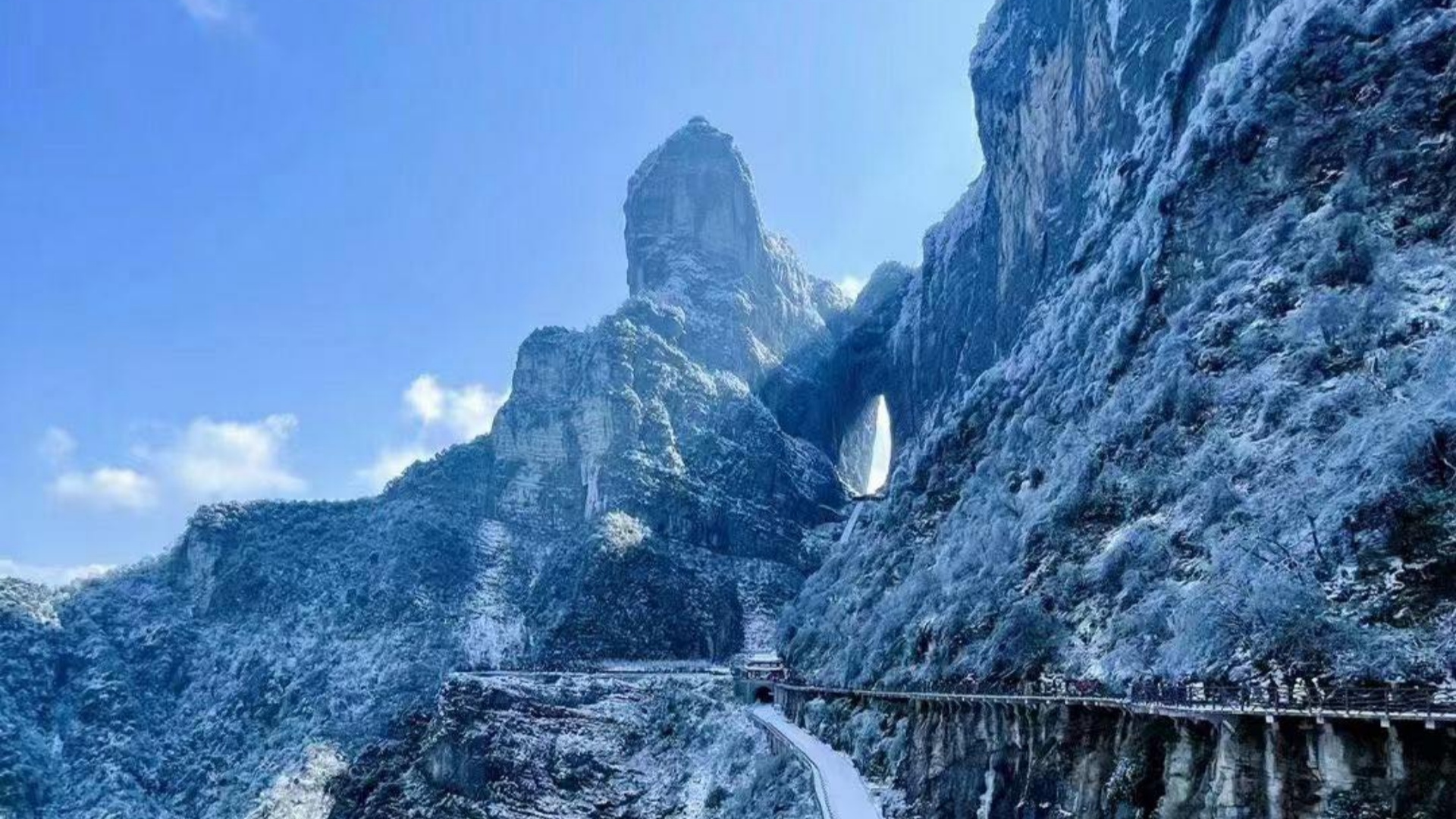 張家界8日遊&mdash;&mdash;張家界國家森林公園、阿凡達懸浮山原型、大峽谷、玻璃橋、天梯棧道、天門山驚險刺遊體驗、鳳凰古城